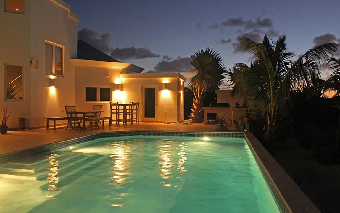 Waterfront-Luxury-Home-14