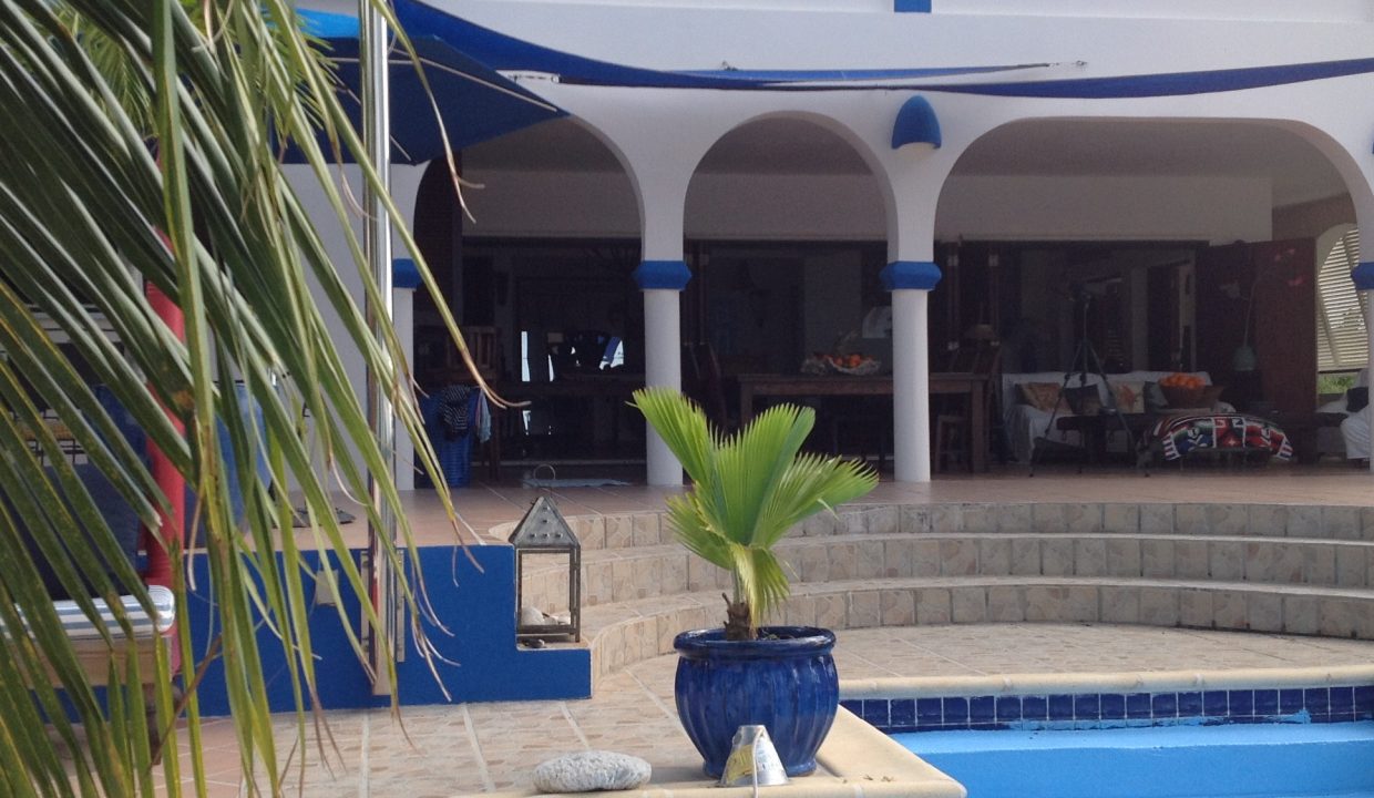 poollookingintohouse