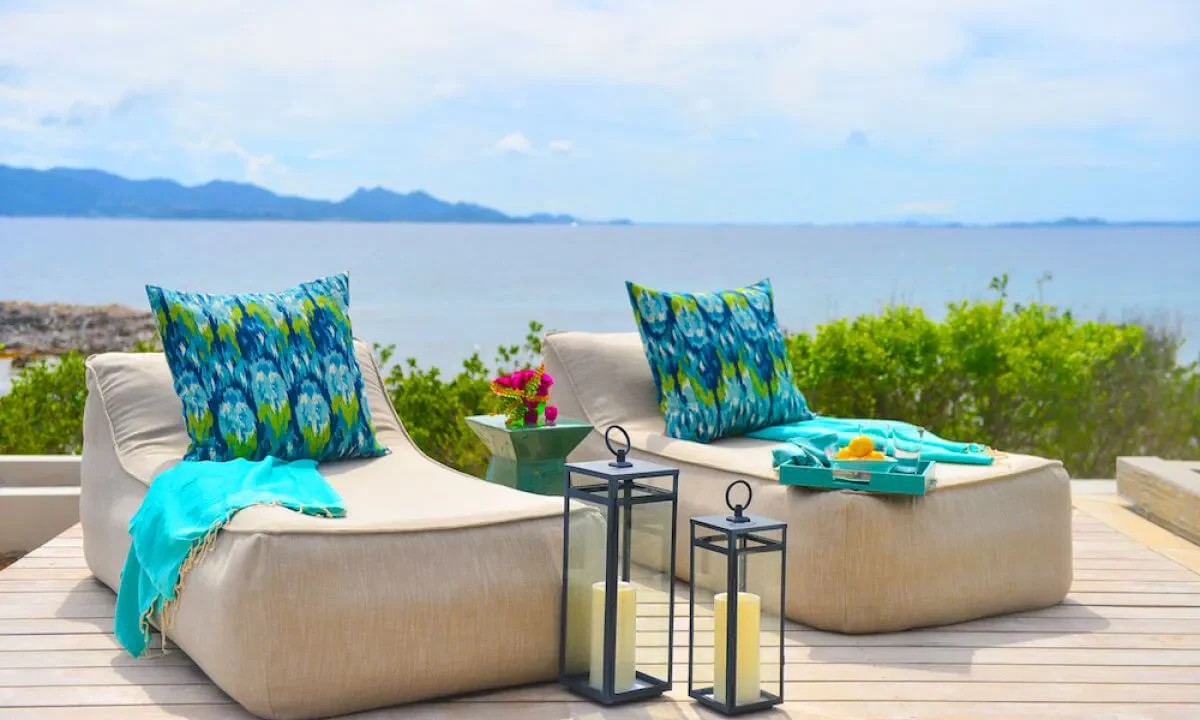 Solaire-Villas-Solaire-Sunbeds-_1200